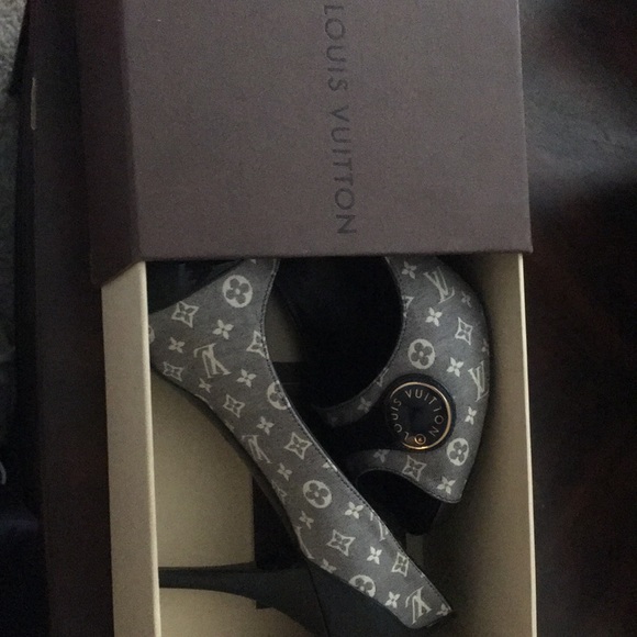 Louis Vuitton heels size 40 peep toe with buckle on front - Picture 6 of 6